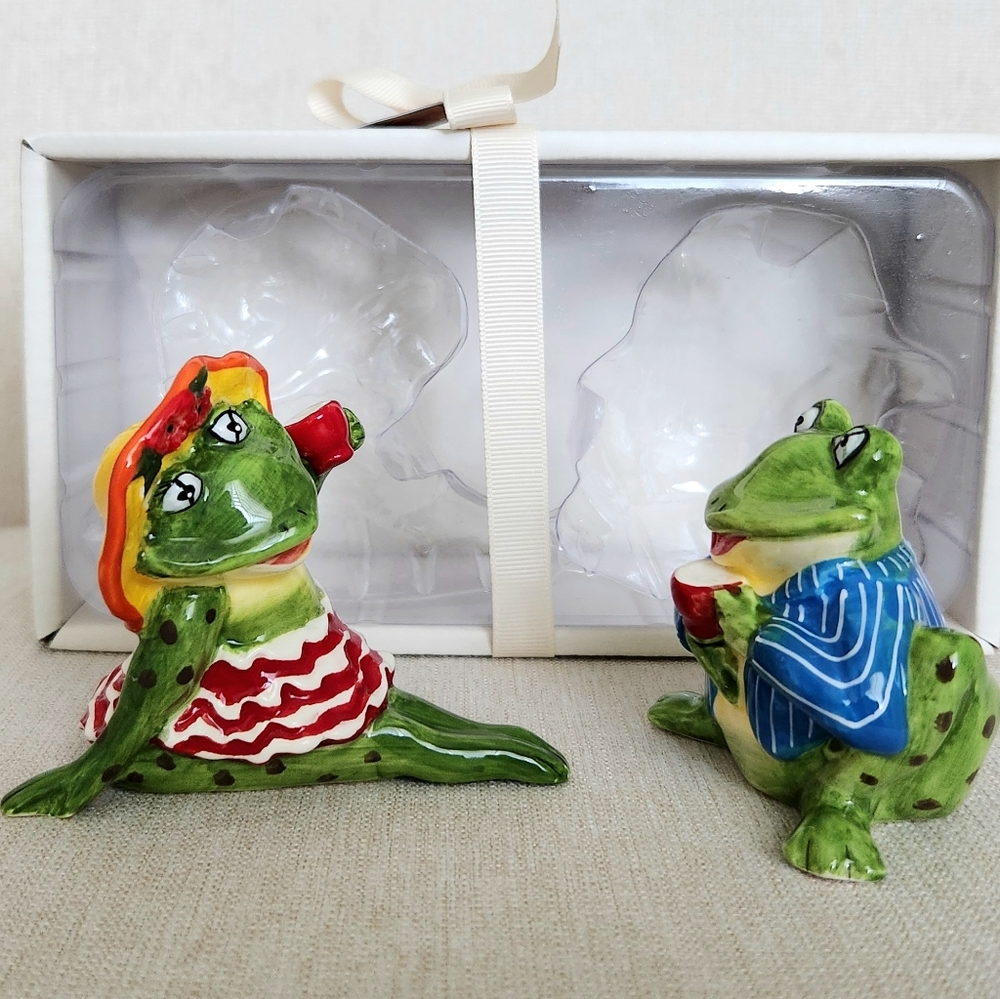 Blue Sky Green Frog Couple Salt and Pepper Shakers with Red Accents - Picture 3 of 7